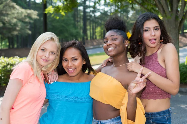 Groep Jonge Vrouwelijke Vrienden Samen Tijd Doorbrengen — Stockfoto