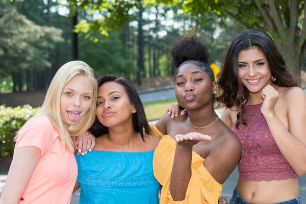 Grupo Jovens Amigas Passando Tempo Juntas — Fotografia de Stock