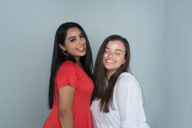 Grup içinde birlikte vakit genç kadın arkadaşıyla