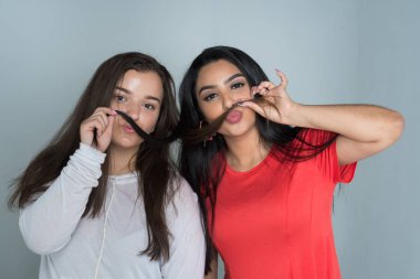 Grup içinde birlikte vakit genç kadın arkadaşıyla