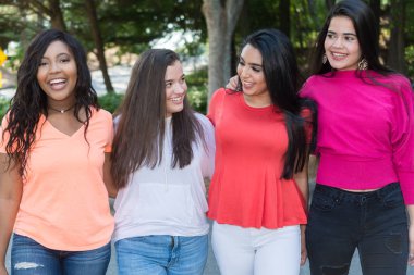 Grup Genç kadın arkadaşıyla dışarıda birlikte vakit