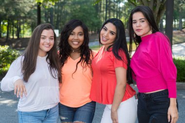 Grup Genç kadın arkadaşıyla dışarıda birlikte vakit