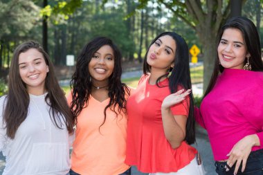 Grup Genç kadın arkadaşıyla dışarıda birlikte vakit