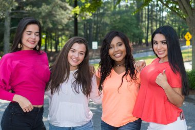 Grup Genç kadın arkadaşıyla dışarıda birlikte vakit