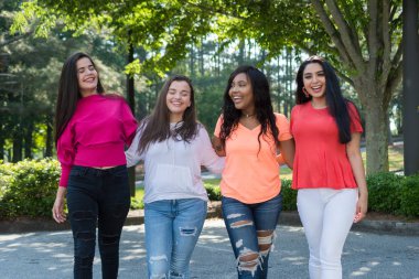 Grup Genç kadın arkadaşıyla dışarıda birlikte vakit