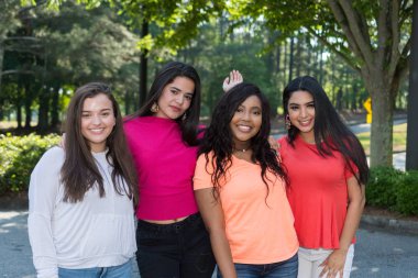 Grup Genç kadın arkadaşıyla dışarıda birlikte vakit