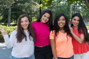 Grup Genç kadın arkadaşıyla dışarıda birlikte vakit