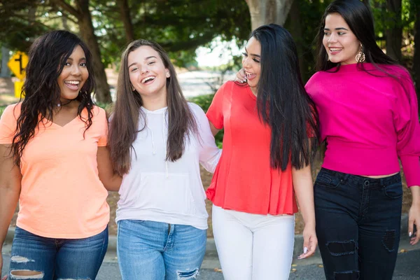 Grup Genç kadın arkadaşıyla dışarıda birlikte vakit