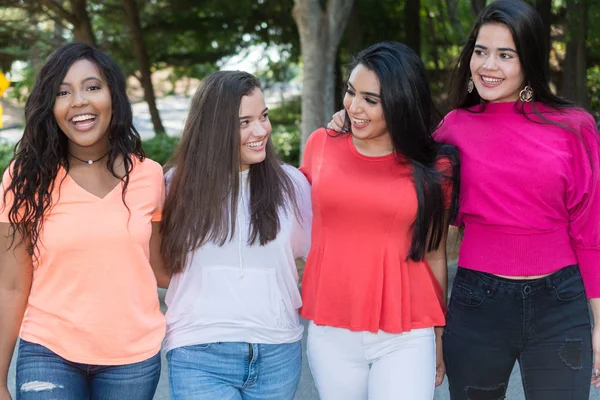 Grup Genç kadın arkadaşıyla dışarıda birlikte vakit