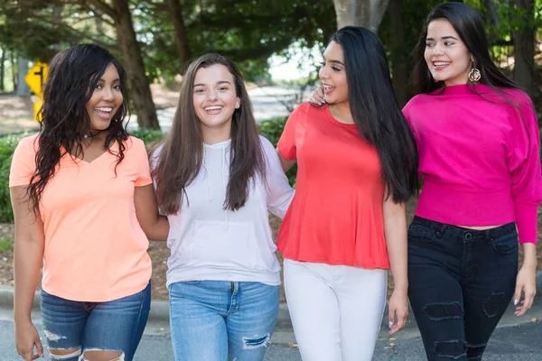 Groep Jonge Vrouwelijke Vrienden Samen Tijd Doorbrengen Buiten — Stockfoto