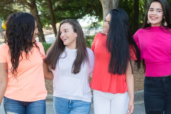 Grup Genç kadın arkadaşıyla dışarıda birlikte vakit