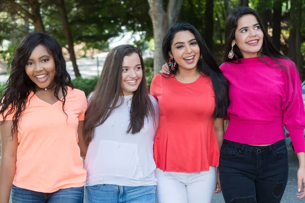 Grupo Jovens Amigas Que Passam Tempo Juntas Fora — Fotografia de Stock