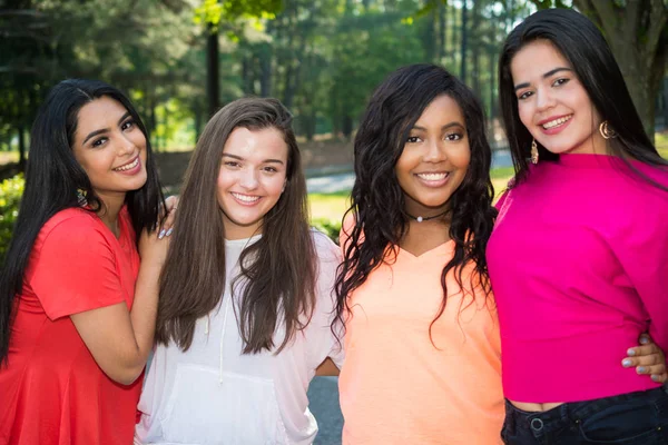 Fiatal Női Baráti Kívül Együtt Tölteni Időt — Stock Fotó