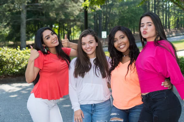 Grup Genç kadın arkadaşıyla dışarıda birlikte vakit