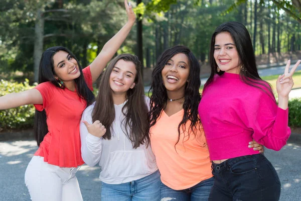 Grupo Jovens Amigas Que Passam Tempo Juntas Fora — Fotografia de Stock