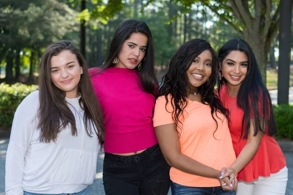 Grupo Jovens Amigas Que Passam Tempo Juntas Fora — Fotografia de Stock