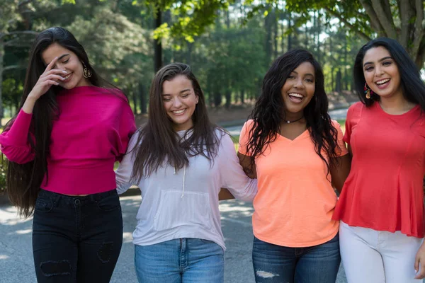 Grupo Jovens Amigas Que Passam Tempo Juntas Fora — Fotografia de Stock