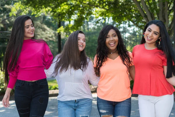 Gruppen Unga Kvinnliga Vänner Umgås Tillsammans Utanför — Stockfoto