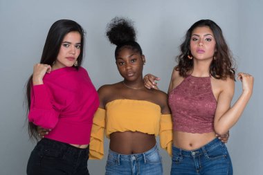 Grup Genç kadın arkadaşıyla birlikte vakit