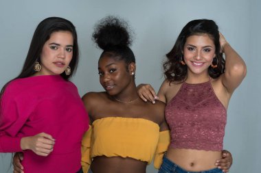 Grup Genç kadın arkadaşıyla birlikte vakit