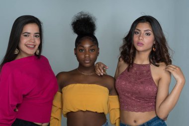 Grup Genç kadın arkadaşıyla birlikte vakit