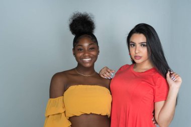 Grup Genç kadın arkadaşıyla birlikte vakit