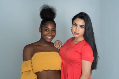 Grup Genç kadın arkadaşıyla birlikte vakit