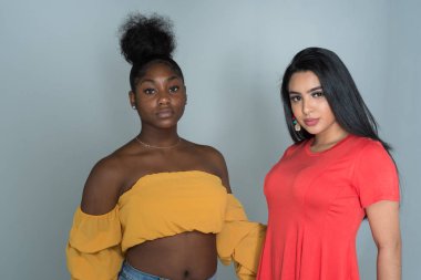 Grup Genç kadın arkadaşıyla birlikte vakit