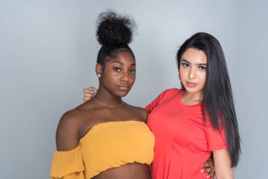 Grup Genç kadın arkadaşıyla birlikte vakit