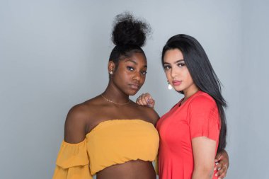 Grup Genç kadın arkadaşıyla birlikte vakit