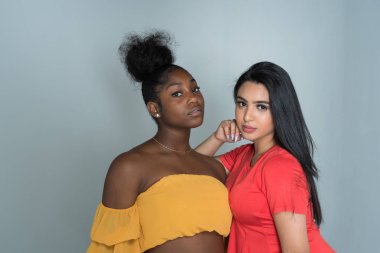 Grup Genç kadın arkadaşıyla birlikte vakit