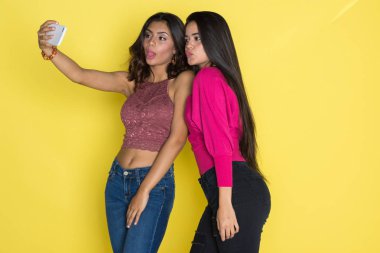 Grup Genç kadın arkadaşıyla birlikte vakit