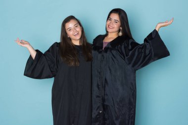 Bir kap ve elbise ile mezun öğrenci