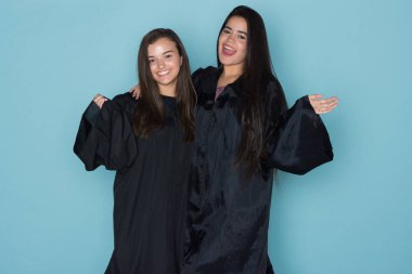 Bir kap ve elbise ile mezun öğrenci