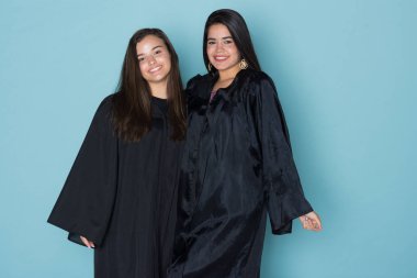 Bir kap ve elbise ile mezun öğrenci