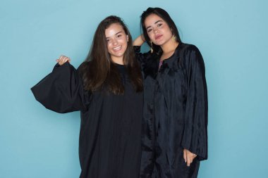 Bir kap ve elbise ile mezun öğrenci