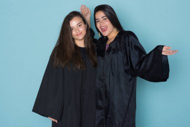 Bir kap ve elbise ile mezun öğrenci