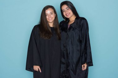 Bir kap ve elbise ile mezun öğrenci