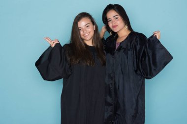 Bir kap ve elbise ile mezun öğrenci