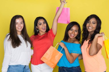 Grup Genç kadın arkadaşıyla birlikte vakit