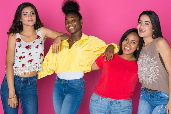 Groep Van Jonge Tiener Vriendinnen Samen Tijd Doorbrengen — Stockfoto