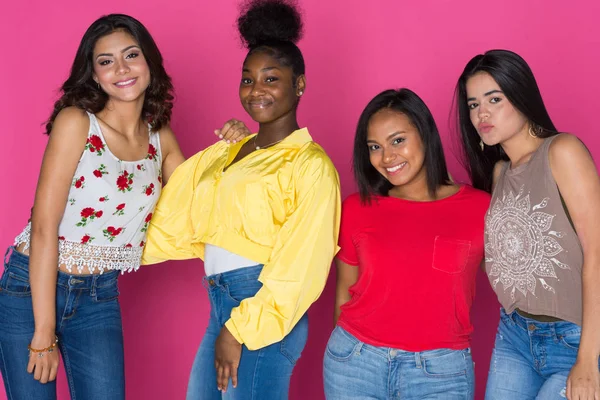 Gruppen Unga Tonåring Kvinnliga Vänner Spenderar Tid Tillsammans — Stockfoto