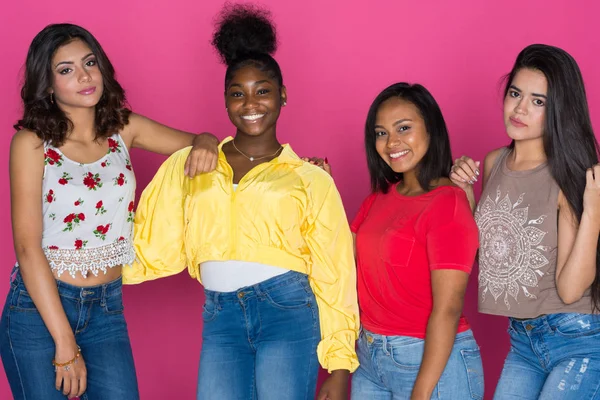 Groep Van Jonge Tiener Vriendinnen Samen Tijd Doorbrengen — Stockfoto