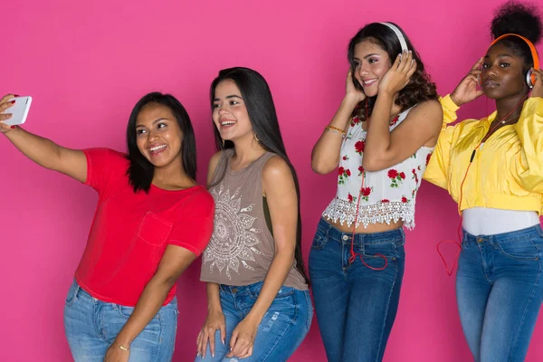 Groep Van Jonge Tiener Vriendinnen Samen Tijd Doorbrengen — Stockfoto