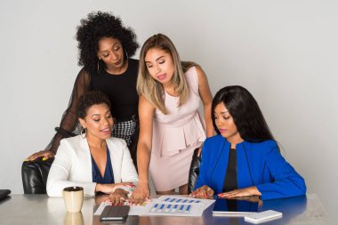 Grup birlikte ofiste çalışan dört azınlık iş kadınları