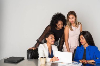 Grup birlikte ofiste çalışan dört azınlık iş kadınları