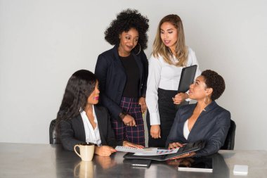 Grup birlikte ofiste çalışan dört azınlık iş kadınları