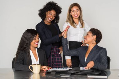 Grup birlikte ofiste çalışan dört azınlık iş kadınları