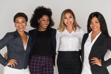 Grup birlikte ofiste çalışan dört azınlık iş kadınları