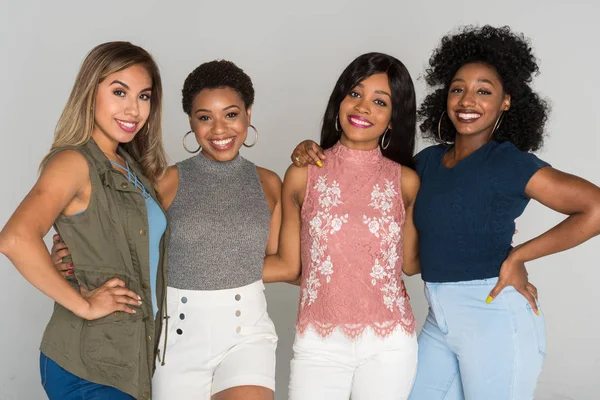 Grupp Fyra Kvinnliga Minoritet Vänner Spenderar Tid Tillsammans — Stockfoto